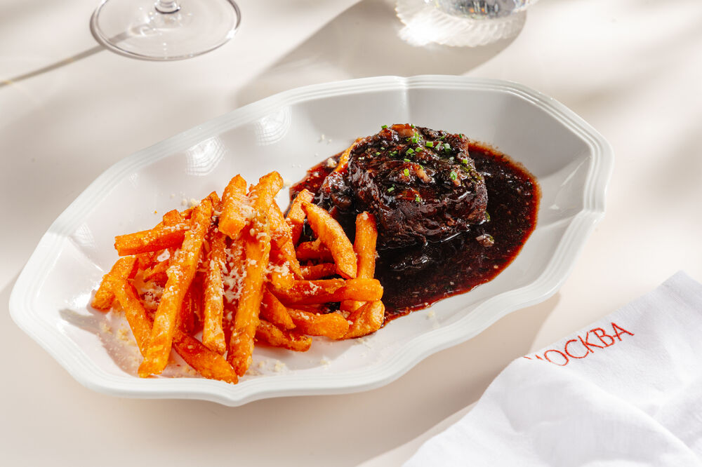 Medallion with bone marrow sauce and French fries