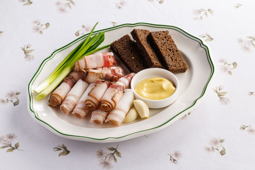 Сало с зеленым луком и горчицей