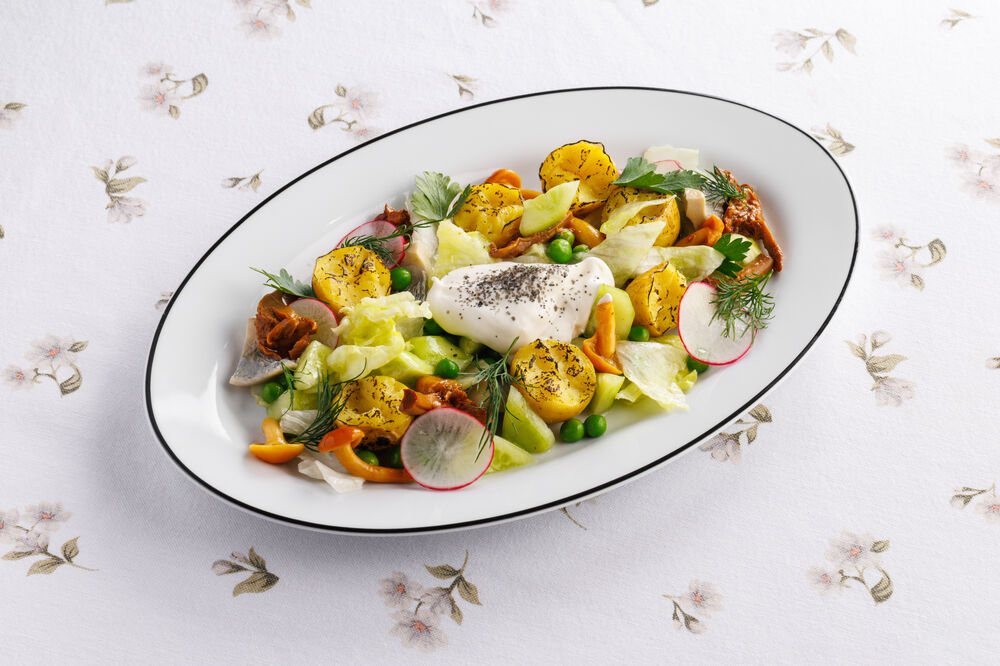 Теплый салат с картофелем, маринованными грибами и копченой сметаной