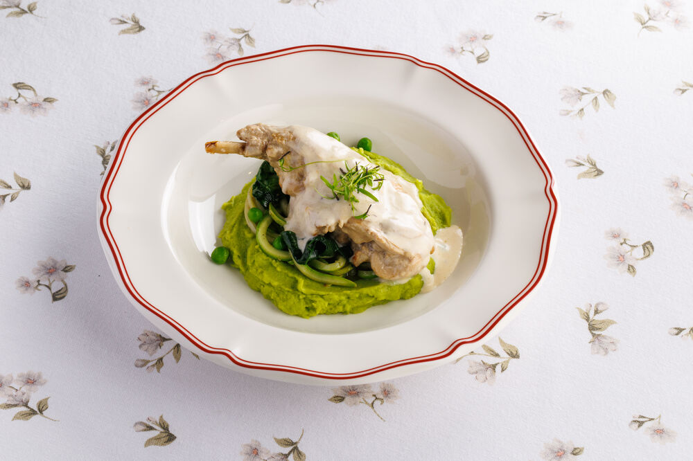 Rabbit in sour cream with mashed green peas