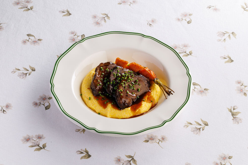 Разварные говяжьи щеки со сливочной кукурузной кашей