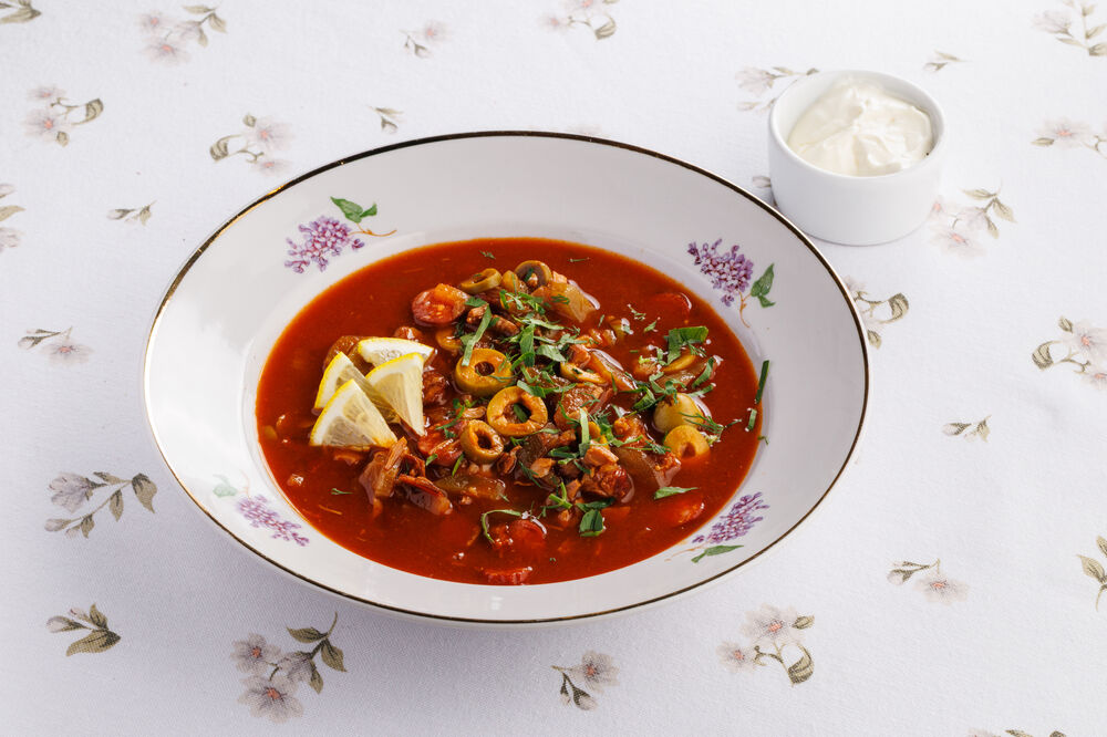 Мясная солянка на копченых ребрышках