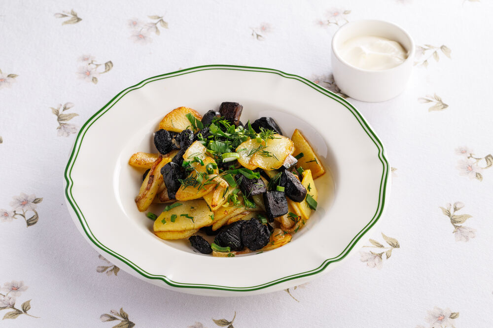 Fried potatoes with mushrooms