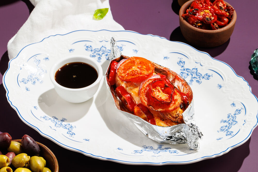 Запеченный лосось в фольге с овощами 