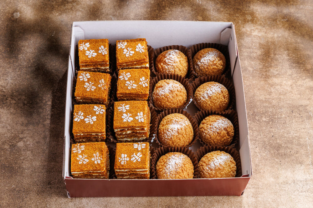 Mini Medovik Box + Shu Buns