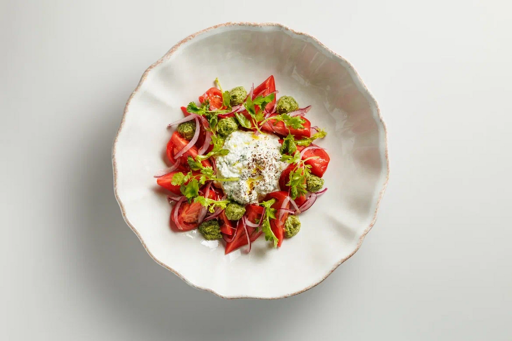 Salad with garden tomatoes and nadugi