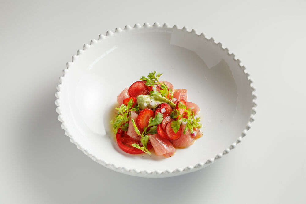 Tuna with strawberries, cherries and guacamole