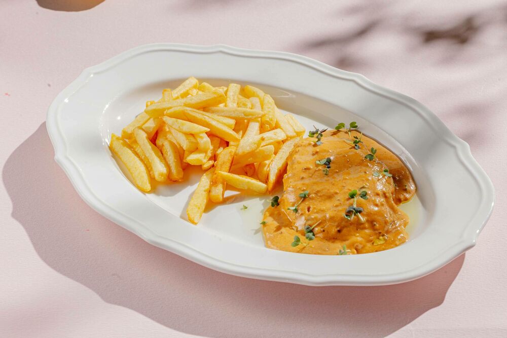 Куриная грудка с горчичным соусом и картофелем фри