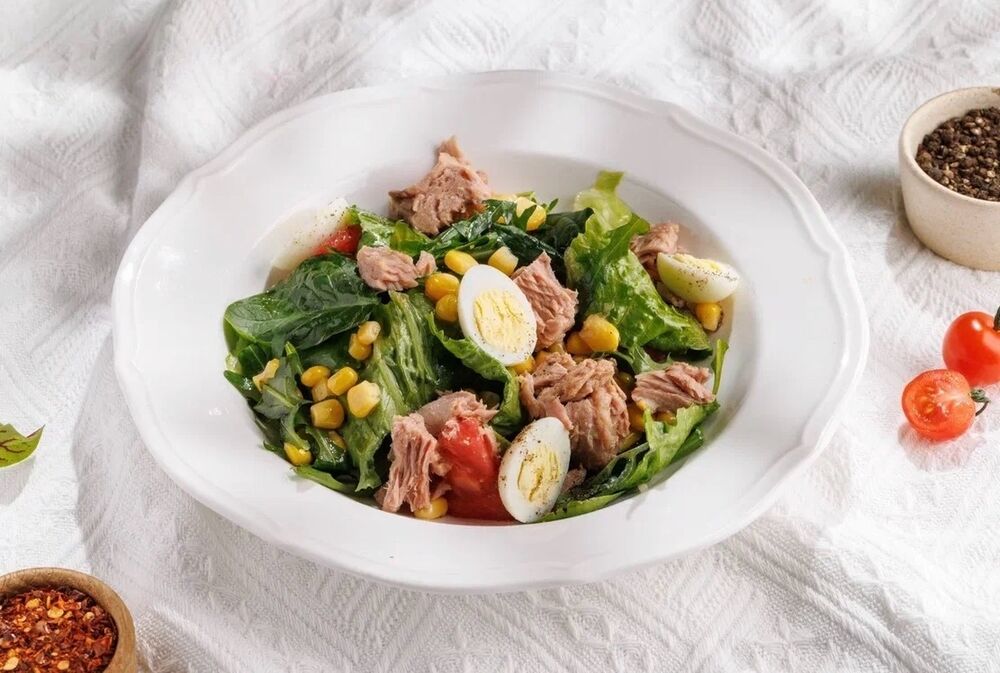 Italian salad with tuna and corn