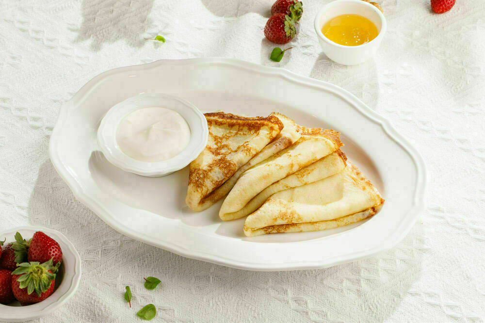 Блины со сметаной и малиновым джемом