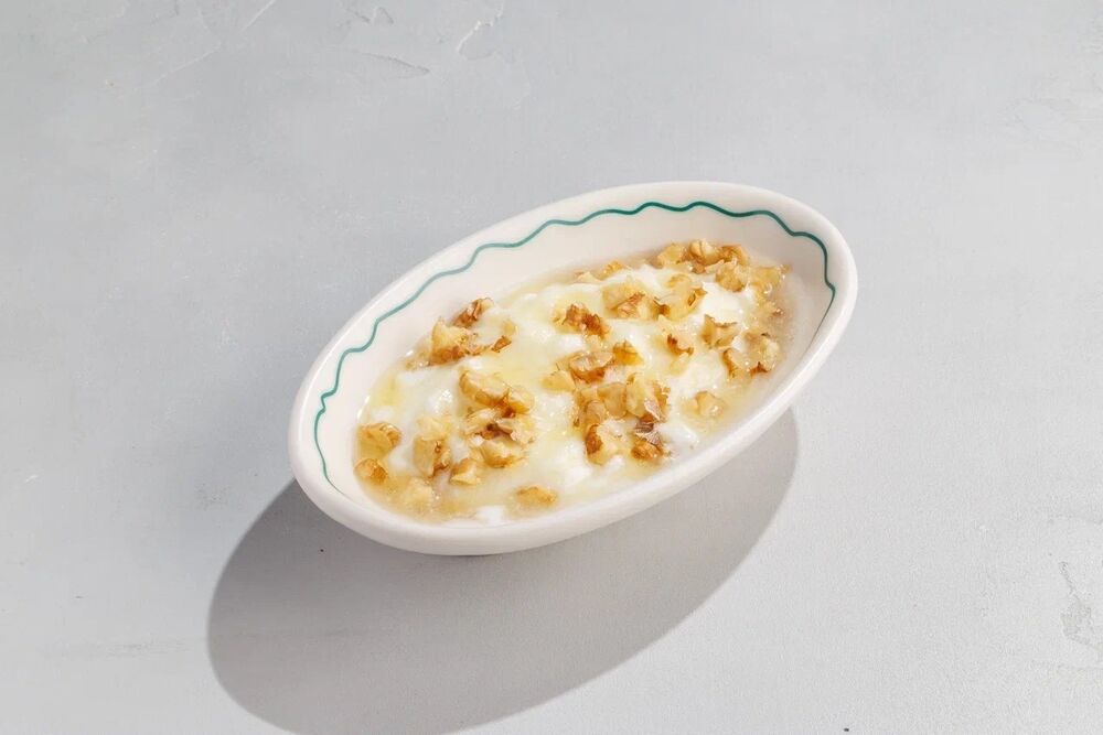 Мацони с медом и грецкими орехами