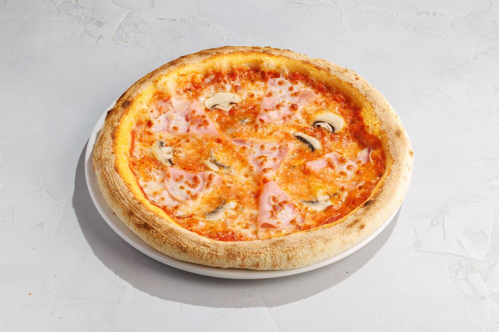 Prosciutto fungi pizza