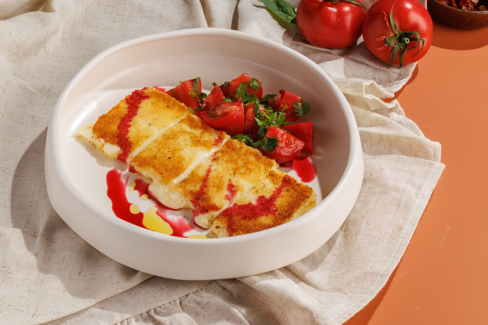 Fried suluguni with fresh tomatoes
