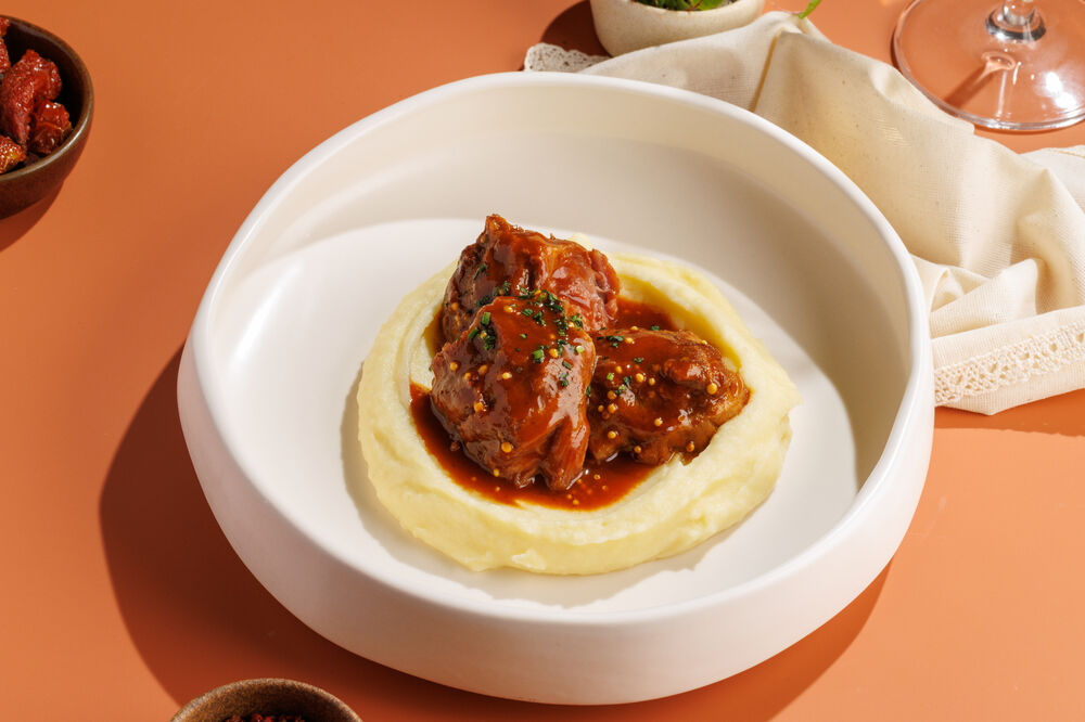 Braised beef cheeks with mashed potatoes