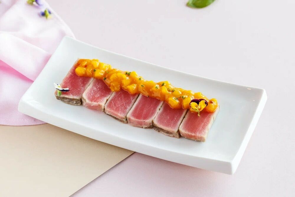 Tuna tataki with mango sauce