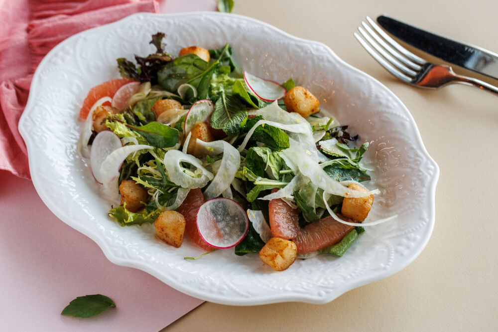 Salad with scallops and grapefruit
