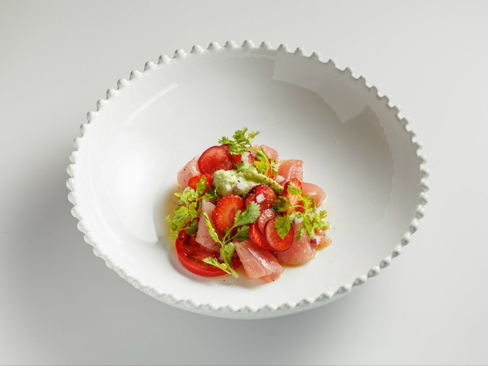 Guacamole with tuna and strawberries