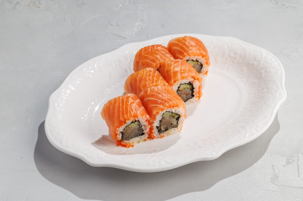 Salmon roll with truffle tuna