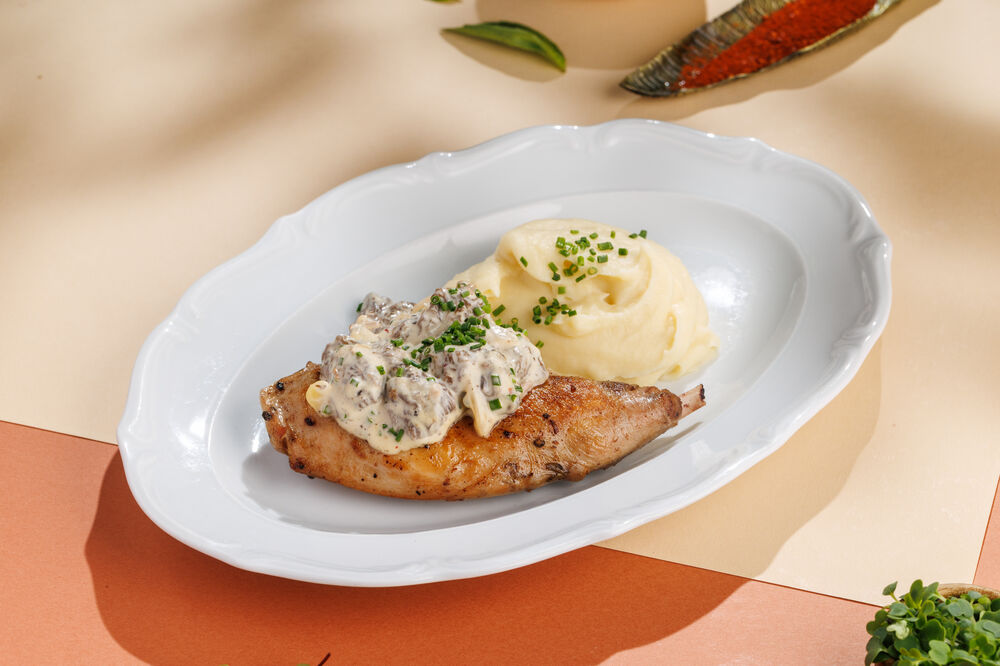 Кролик с картофельным пюре и сморчками 