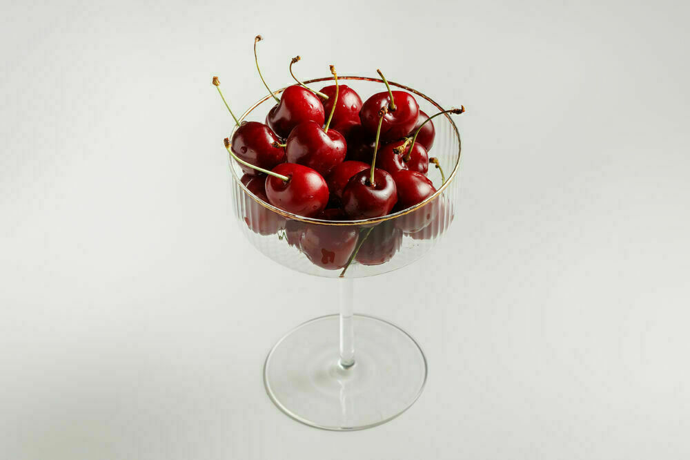  Ripe sweet cherries