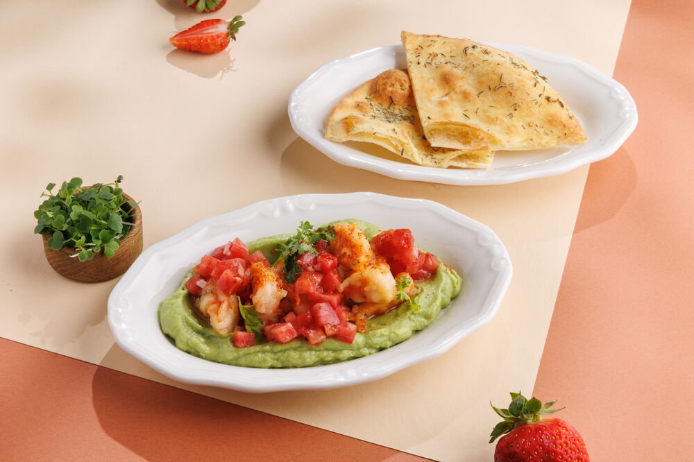  Guacamole with shrimp and a spiced flatbread