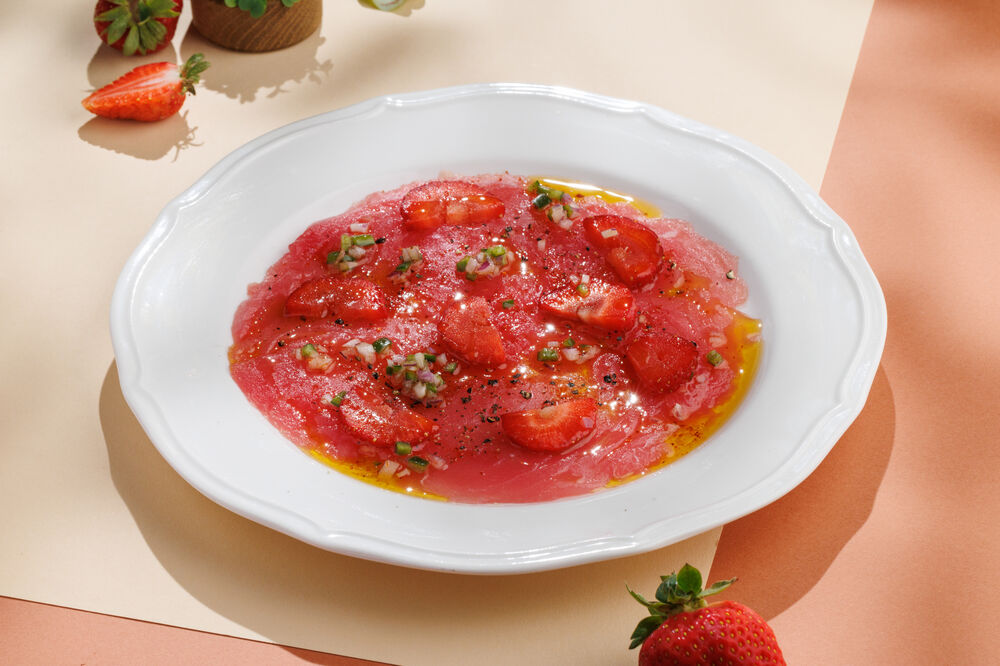  Tuna carpaccio with strawberries