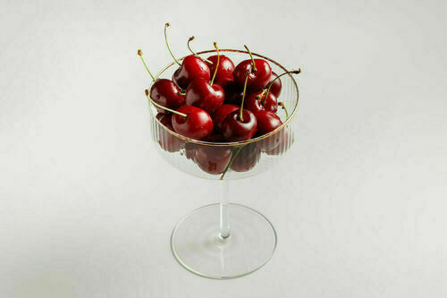  Ripe sweet cherries