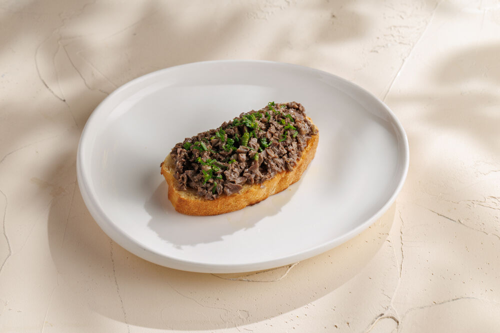 Bruschetta with chicken offal