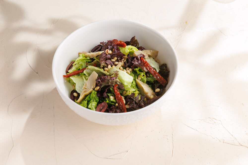 Mixed salad with artichokes and pine nuts
