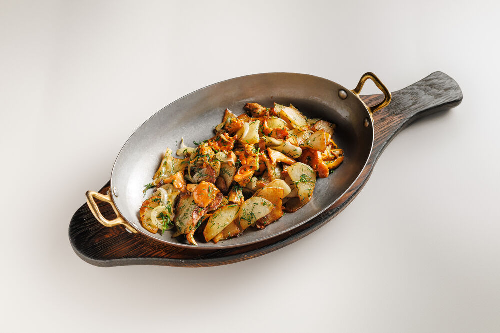 Fried potatoes with chanterelles