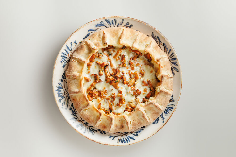 Khachapuri in Swanian with chanterelles