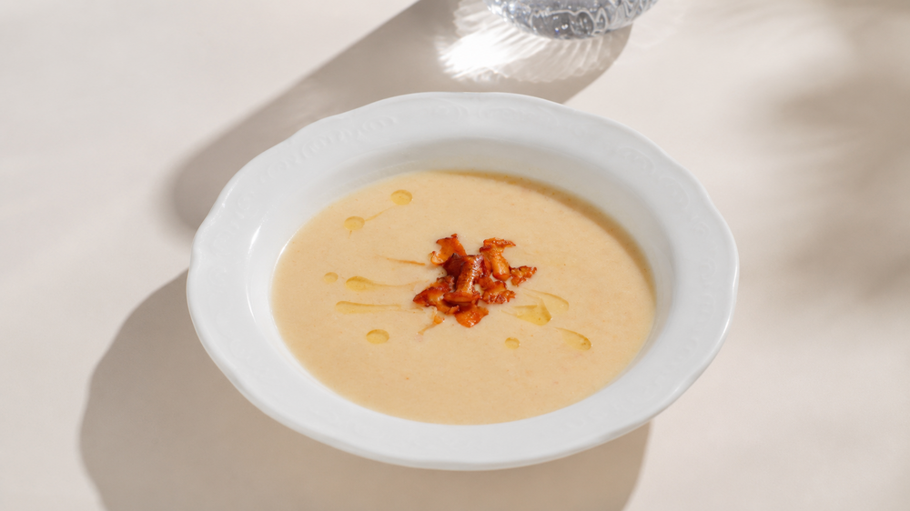 Картофельный крем-суп с беконом и лисичками