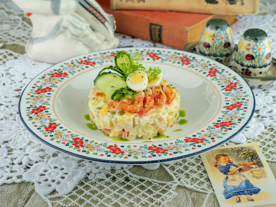 Оливье с копченой курицей и раковыми шейками 1 кг