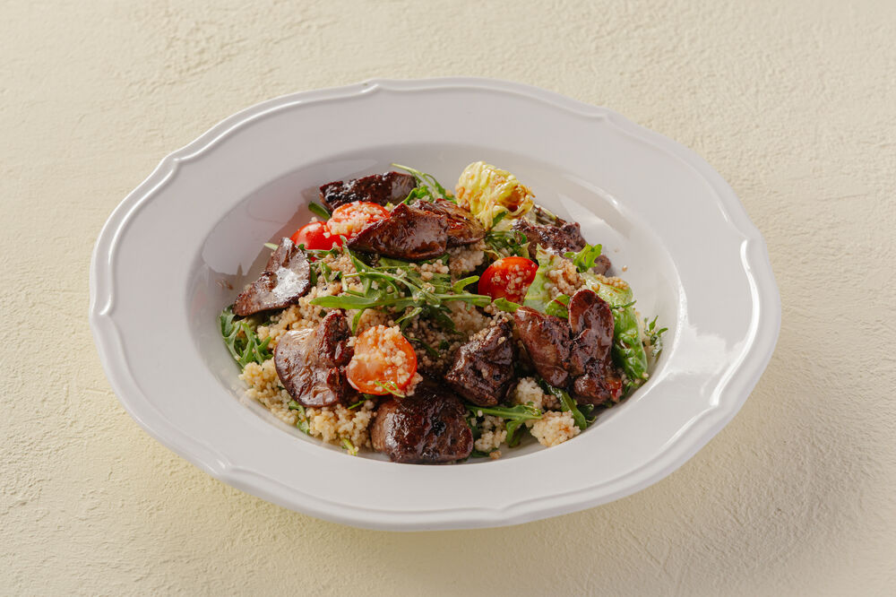 Теплый салат с куриной печенью и кускусом