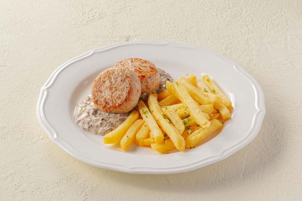 Куриные котлеты с грибным соусом и картофелем фри