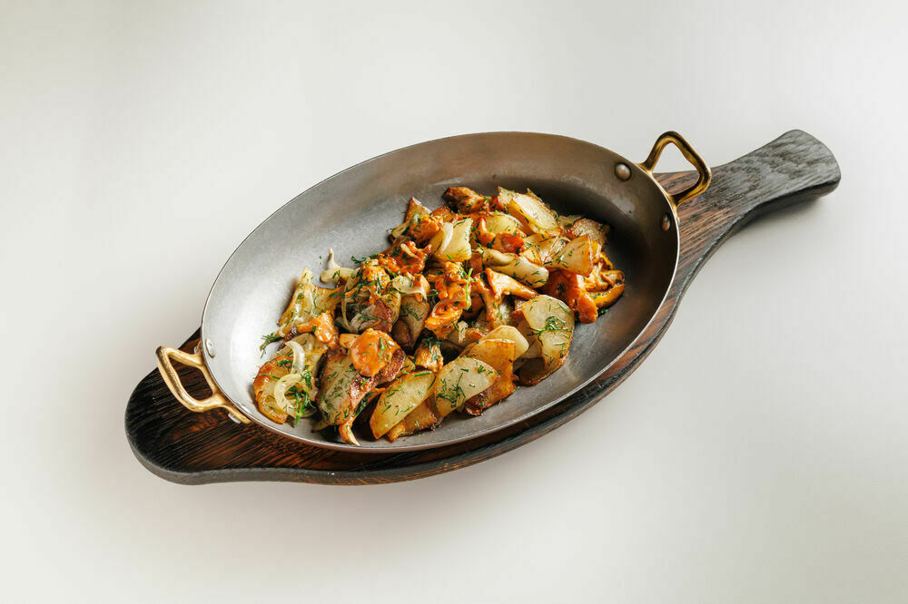 Fried potatoes with chanterelles