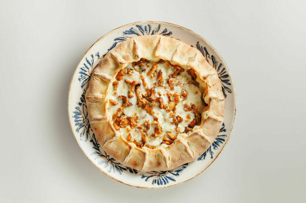 Khachapuri with chanterelles
