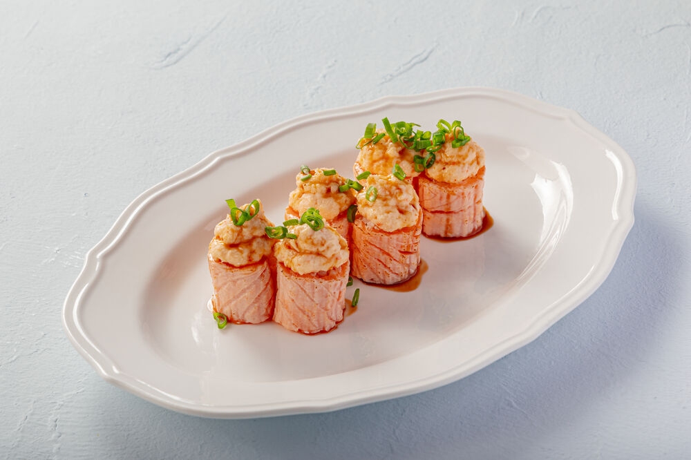 Scorched salmon roll with shrimp