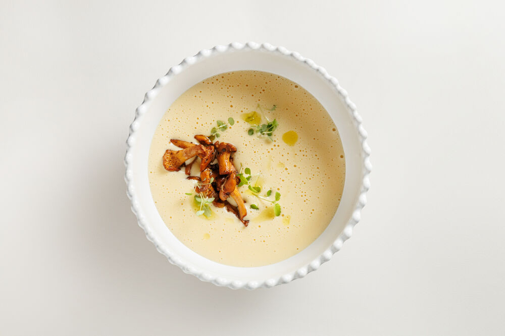 Cheese soup with chanterelles