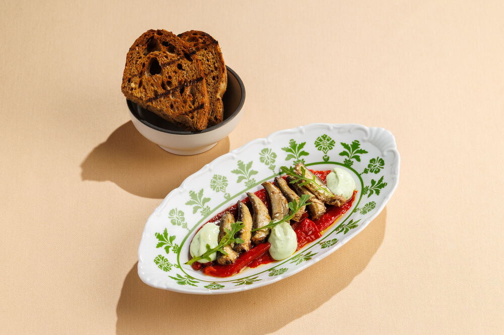 Sprats in oil with roasted Ramiro peppers