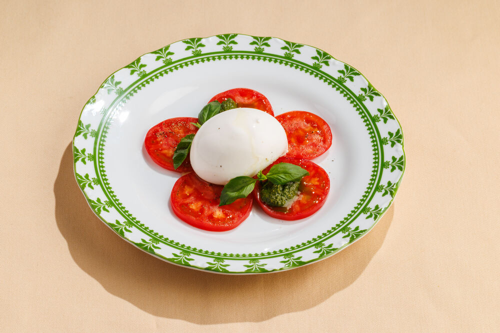 Burrata with tomatoes and pesto sauce