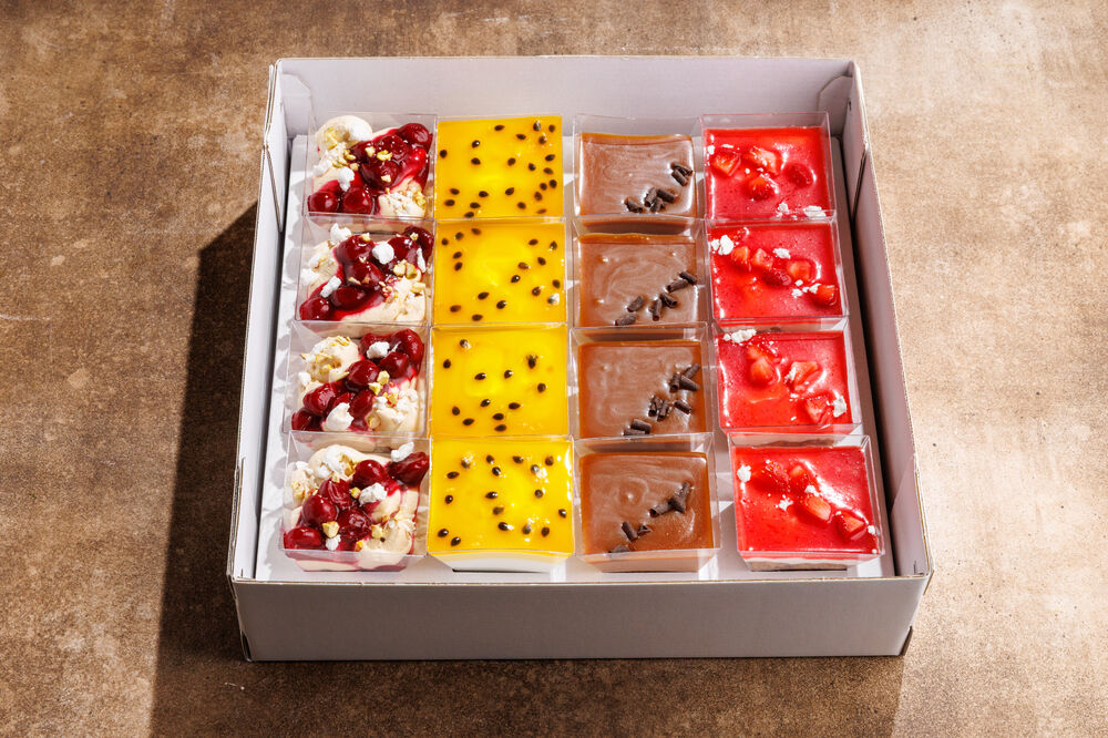  Box: Pavlova + Coconut mousse + Chocolate mousse + Strawberry sour cream cake