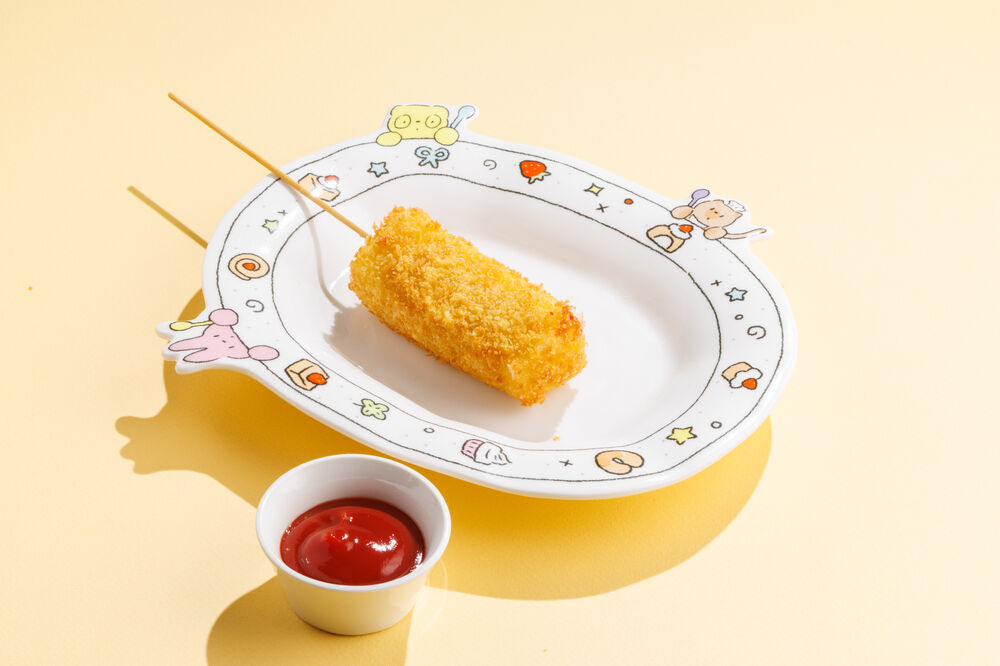 Корн -дог с тянущимся сыром.