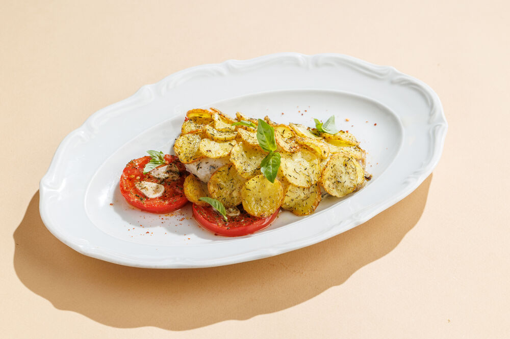 Морской окунь с картофелем и печеными томатами