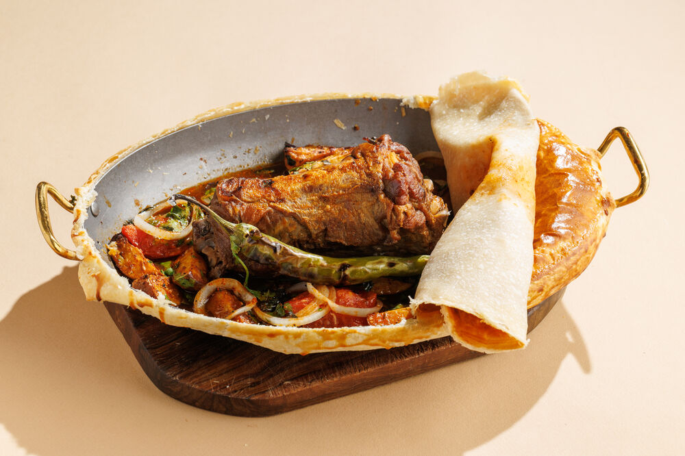  Spiced lamb neck with vegetables under a bread crust