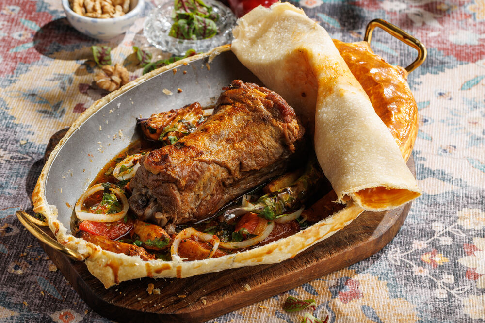 Шея ягненка, запеченная с овощами под хлебной шапкой