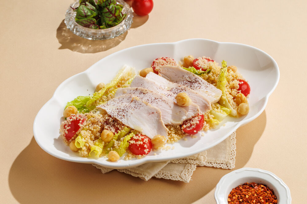 Салат с индейкой, кускусом и томатами 