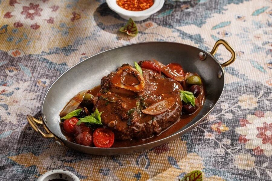 Томленая голень с костным мозгом, оливками и луком