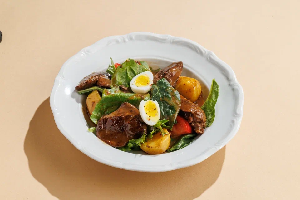 Salad with chicken liver, roasted potatoes, and vegetables