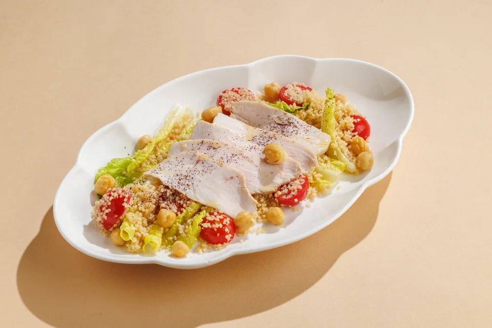 Салат с индейкой, кускусом и томатами